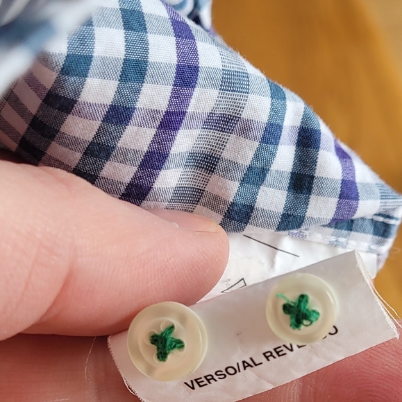 Tommy Hilfiger Men's dress shirt with spread collar. Size L/XL. 16 1/2, 34-35. - Picture 7 of 8